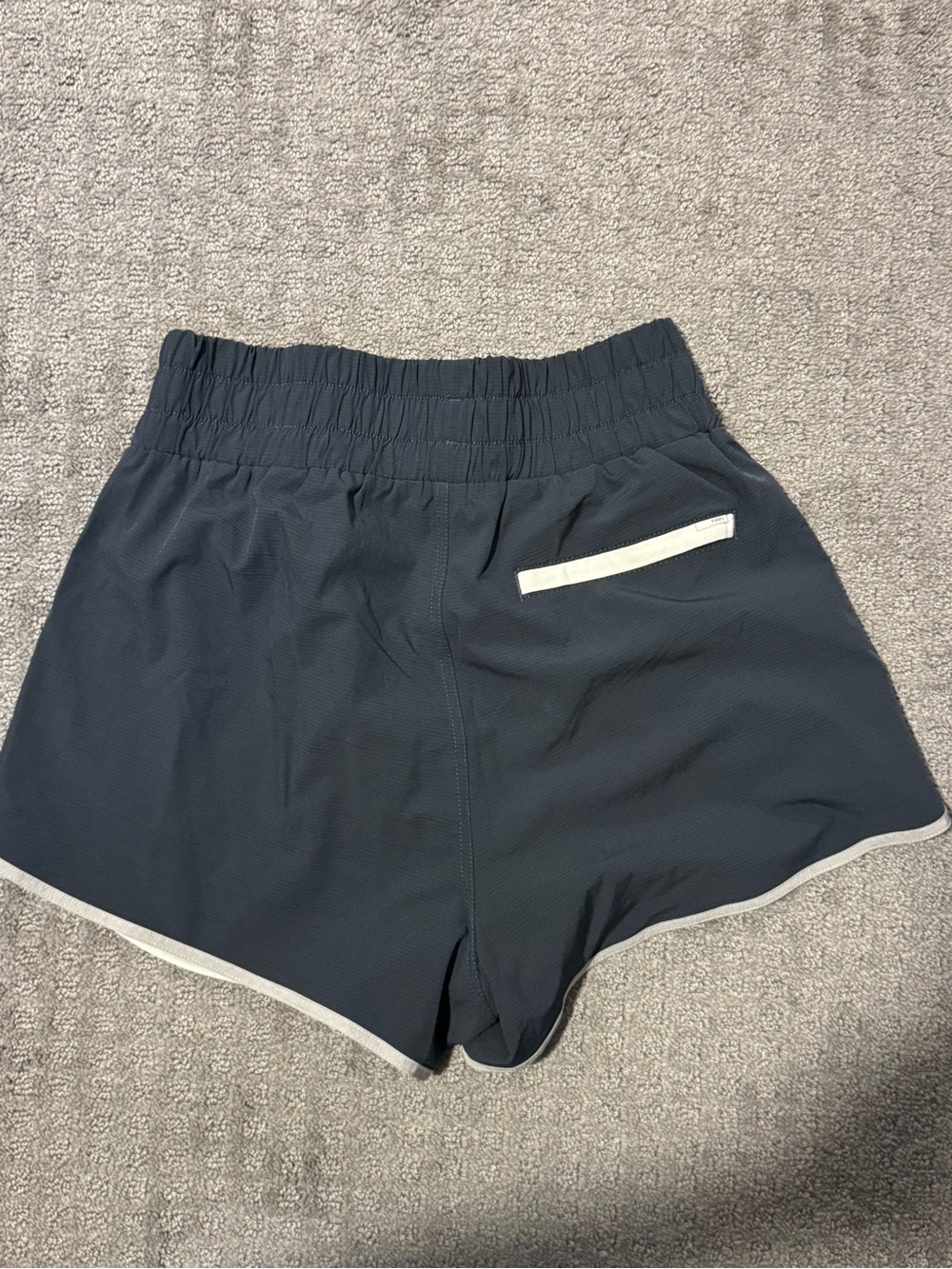 VUORI Women's Navy Performance Shorts with Contrast Trim - Picture 2 of 4